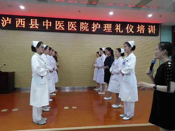 泸西县中医医院开展护理人员礼仪培训(图3)