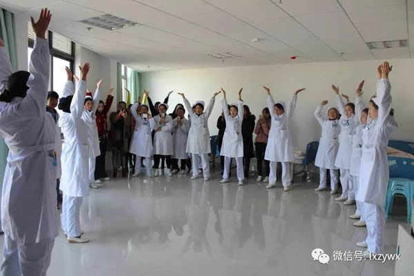 泸西县中医医院的白衣天使们在练瑜伽，快来围观！——我院护理部开展瑜伽呼吸操培训(图1)