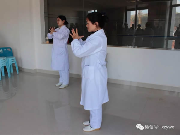 泸西县中医医院的白衣天使们在练瑜伽，快来围观！——我院护理部开展瑜伽呼吸操培训(图5)
